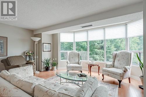 2121 Lakeshore Road Unit# 401, Burlington, ON - Indoor Photo Showing Living Room