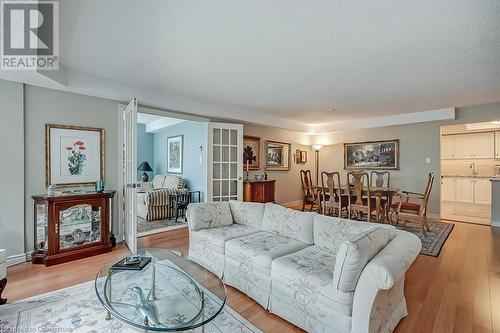 2121 Lakeshore Road Unit# 401, Burlington, ON - Indoor Photo Showing Living Room