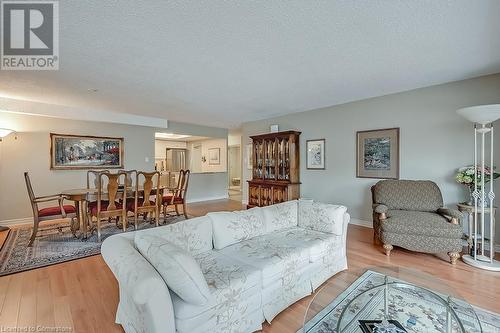 2121 Lakeshore Road Unit# 401, Burlington, ON - Indoor Photo Showing Living Room