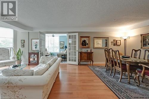 2121 Lakeshore Road Unit# 401, Burlington, ON - Indoor Photo Showing Living Room