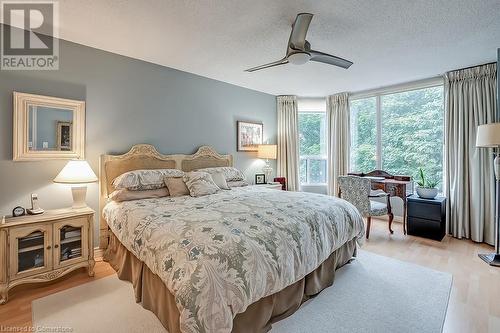 2121 Lakeshore Road Unit# 401, Burlington, ON - Indoor Photo Showing Bedroom