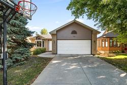 39 Farmingdale Boulevard  Winnipeg, MB R3P 2G1