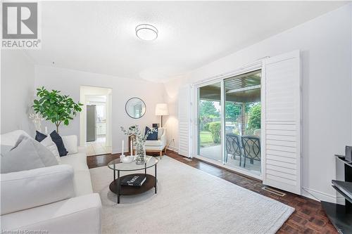 831 Maple Avenue, Milton, ON - Indoor Photo Showing Living Room