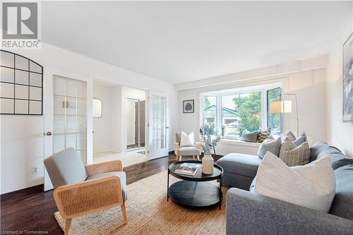 831 Maple Avenue, Milton, ON - Indoor Photo Showing Living Room