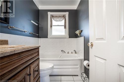 Main floor bathroom - 5 Lorne Avenue, Grimsby, ON - Indoor Photo Showing Bathroom