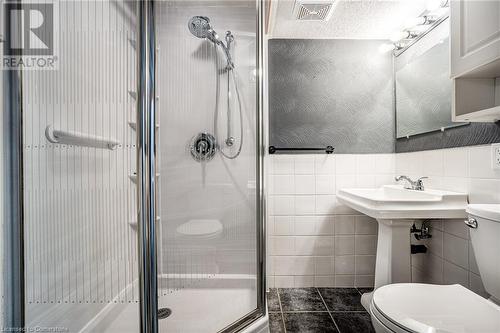 5 Lorne Avenue, Grimsby, ON - Indoor Photo Showing Bathroom