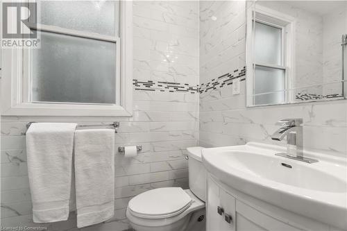 197 Wentworth Street S, Hamilton, ON - Indoor Photo Showing Bathroom