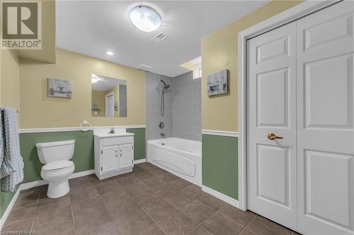 Full bath with in suite closet space - 190 Annabelle Street, Hamilton, ON - Indoor Photo Showing Bathroom