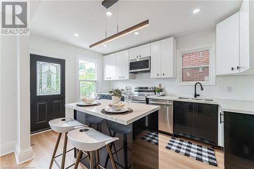 15 Barnesdale Avenue N, Hamilton, ON - Indoor Photo Showing Kitchen