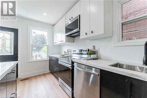 15 Barnesdale Avenue N, Hamilton, ON - Indoor Photo Showing Kitchen