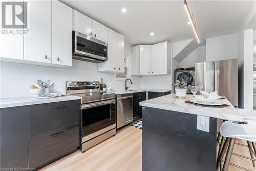 15 Barnesdale Avenue N, Hamilton, ON - Indoor Photo Showing Kitchen