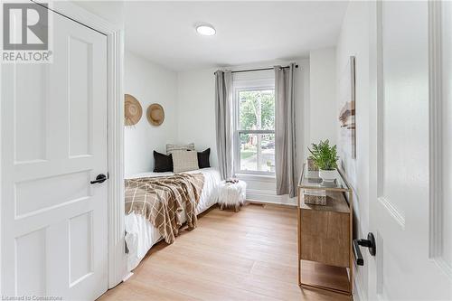 15 Barnesdale Avenue N, Hamilton, ON - Indoor Photo Showing Bedroom