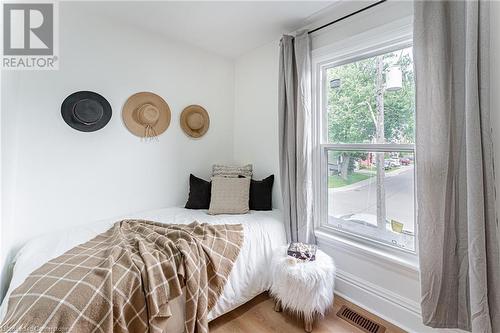 15 Barnesdale Avenue N, Hamilton, ON - Indoor Photo Showing Bedroom