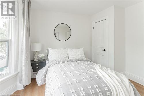 Bedroom with closet - 15 Barnesdale Avenue N, Hamilton, ON - Indoor Photo Showing Bedroom