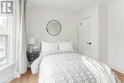 Bedroom with closet - 