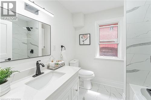 15 Barnesdale Avenue N, Hamilton, ON - Indoor Photo Showing Bathroom