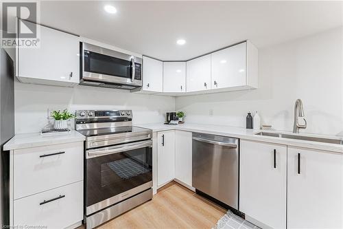 15 Barnesdale Avenue N, Hamilton, ON - Indoor Photo Showing Kitchen