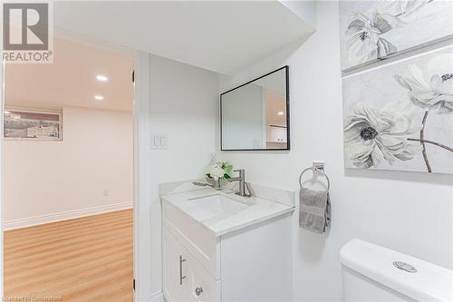 15 Barnesdale Avenue N, Hamilton, ON - Indoor Photo Showing Bathroom