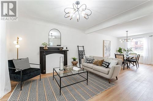 15 Barnesdale Avenue N, Hamilton, ON - Indoor Photo Showing Living Room