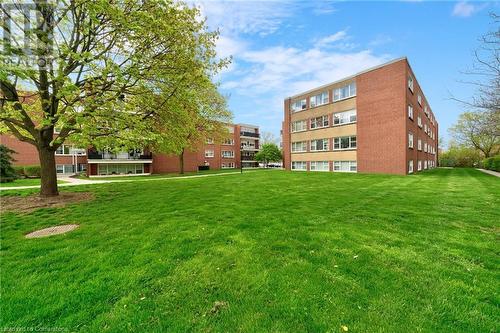 2052 Courtland Drive Unit# 304, Burlington, ON - Outdoor