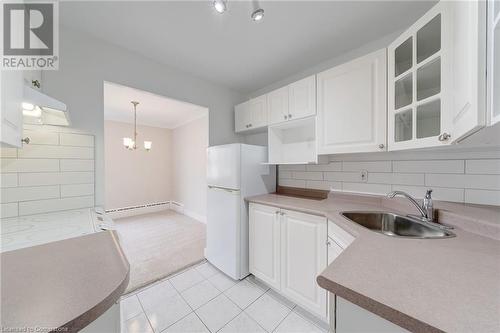 2052 Courtland Drive Unit# 304, Burlington, ON - Indoor Photo Showing Kitchen