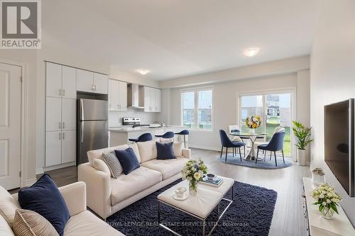 7 Mia Drive, Hamilton, ON - Indoor Photo Showing Living Room