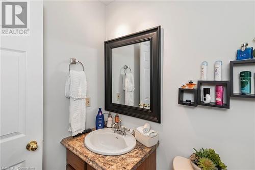 16 Chelsea Crescent, Hamilton, ON - Indoor Photo Showing Bathroom