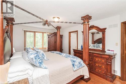 16 Chelsea Crescent, Hamilton, ON - Indoor Photo Showing Bedroom