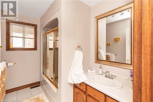 16 Chelsea Crescent, Hamilton, ON - Indoor Photo Showing Bathroom