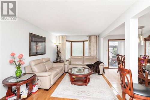 16 Chelsea Crescent, Hamilton, ON - Indoor Photo Showing Living Room