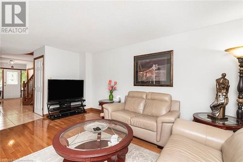 16 Chelsea Crescent, Hamilton, ON - Indoor Photo Showing Living Room