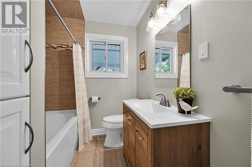 11 Douglas Road, Ancaster, ON - Indoor Photo Showing Bathroom