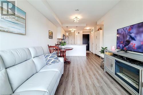 2750 King Street E Unit# 515, Hamilton, ON - Indoor Photo Showing Living Room