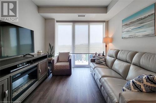 2750 King Street E Unit# 515, Hamilton, ON - Indoor Photo Showing Living Room