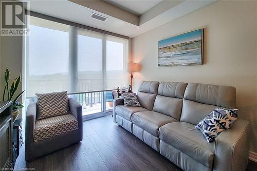 2750 King Street E Unit# 515, Hamilton, ON - Indoor Photo Showing Living Room