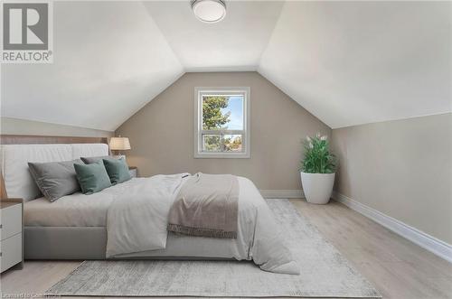 2009 Brampton Street, Hamilton, ON - Indoor Photo Showing Bedroom