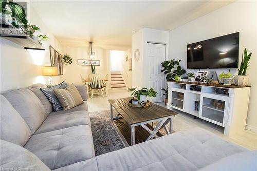 5 Hillcrest Road, Port Colborne, ON - Indoor Photo Showing Living Room