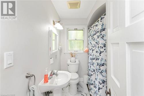 2 Mountain Brow Boulevard, Hamilton, ON - Indoor Photo Showing Bathroom