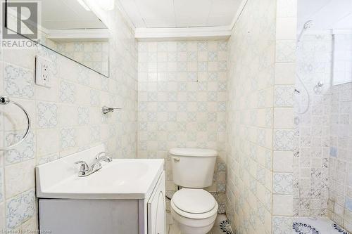 113 Kensington Avenue N, Hamilton, ON - Indoor Photo Showing Bathroom