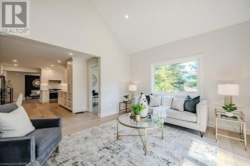 554 Clark Avenue, Burlington, ON - Indoor Photo Showing Living Room