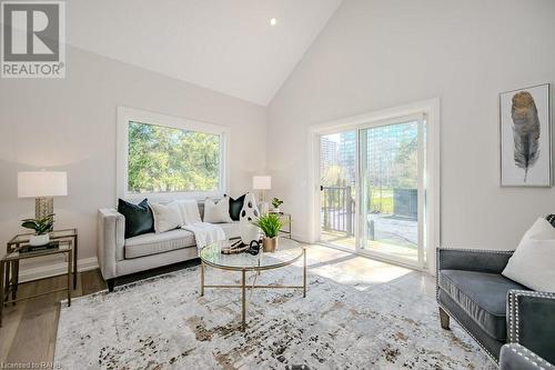 554 Clark Avenue, Burlington, ON - Indoor Photo Showing Living Room