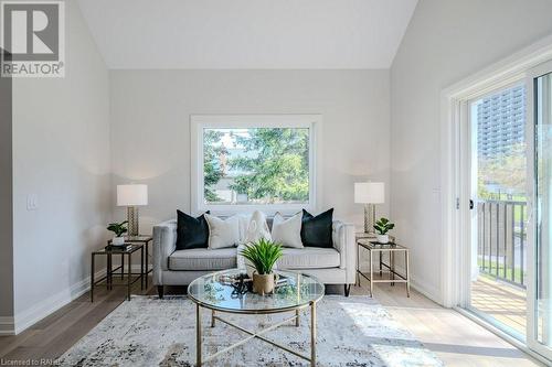 554 Clark Avenue, Burlington, ON - Indoor Photo Showing Living Room