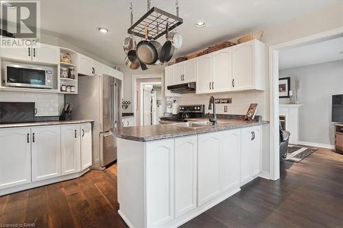 126 Gurnett Drive, Hamilton, ON - Indoor Photo Showing Kitchen