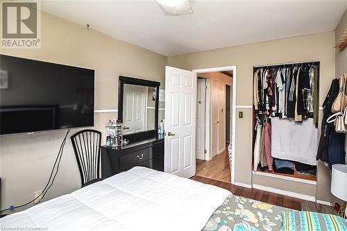 116 Gainsborough Road, Hamilton, ON - Indoor Photo Showing Bedroom