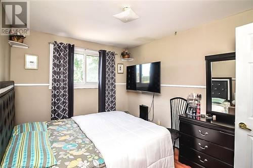 116 Gainsborough Road, Hamilton, ON - Indoor Photo Showing Bedroom