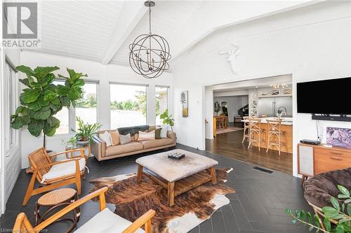 253 Ridge Road W, Grimsby, ON - Indoor Photo Showing Living Room