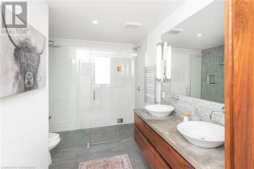 253 Ridge Road W, Grimsby, ON - Indoor Photo Showing Bathroom