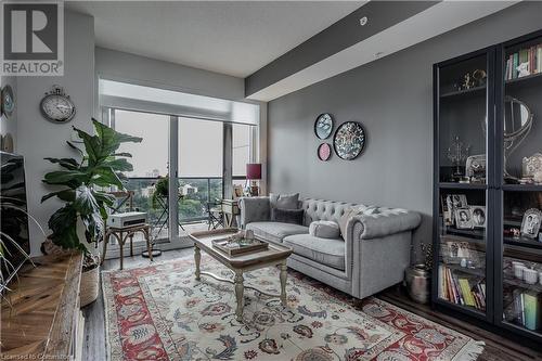 2081 Fairview Street Unit# 1404, Burlington, ON - Indoor Photo Showing Living Room