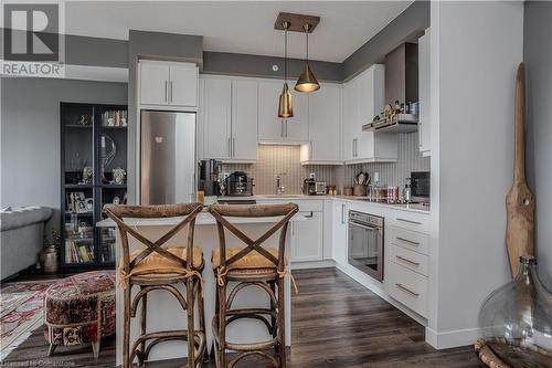 2081 Fairview Street Unit# 1404, Burlington, ON - Indoor Photo Showing Kitchen