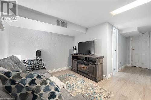 25 Linfield Drive Unit# 61, St. Catharines, ON - Indoor Photo Showing Living Room